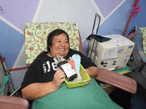 深圳代孕和试管婴儿的区别_学爸爸捐血救人 马来西亚华人女子三十年献血百次